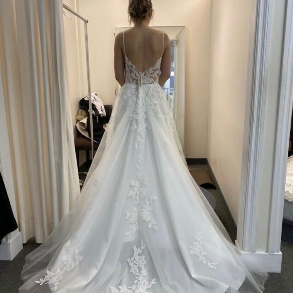 Professional cleaned, the style name is "Callie" from the 2021 collection.